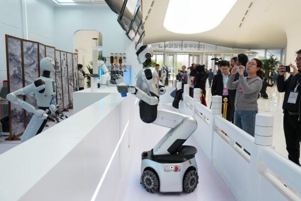 嘉宾在参观机器人餐吧。新华社记者鞠焕宗 摄