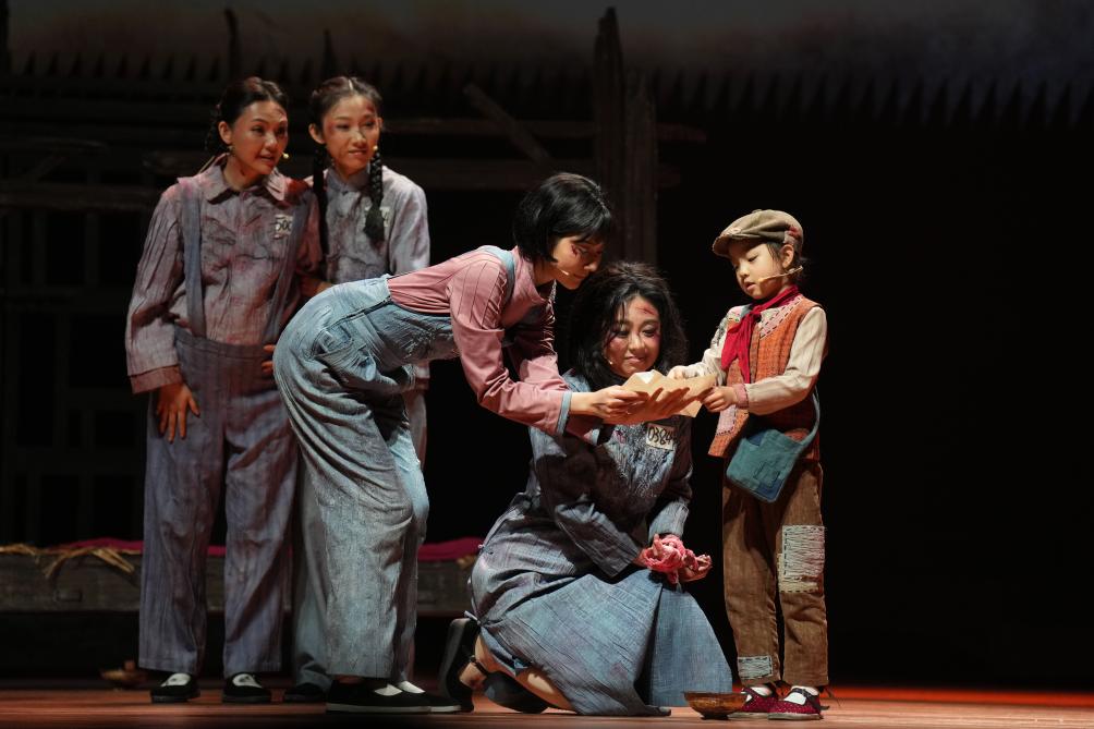 话剧《红岩》首进高校 红色经典“圈粉”三代人