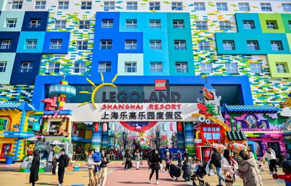 3月中旬,人们在上海乐高乐园度假区游览。新华社记者 陈爱平 摄