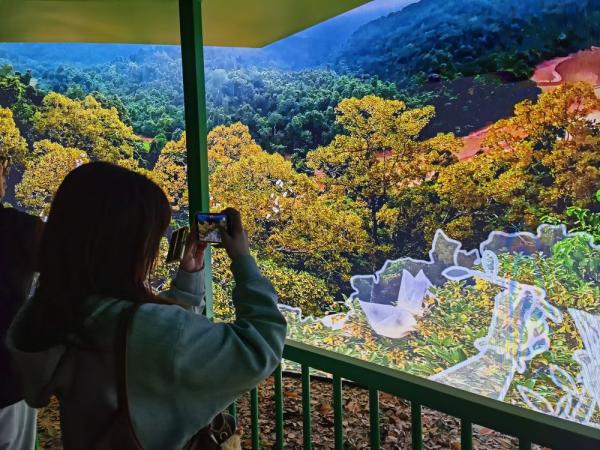 3月31日,观众在上海科技馆参观。新华社记者 陈爱平 摄