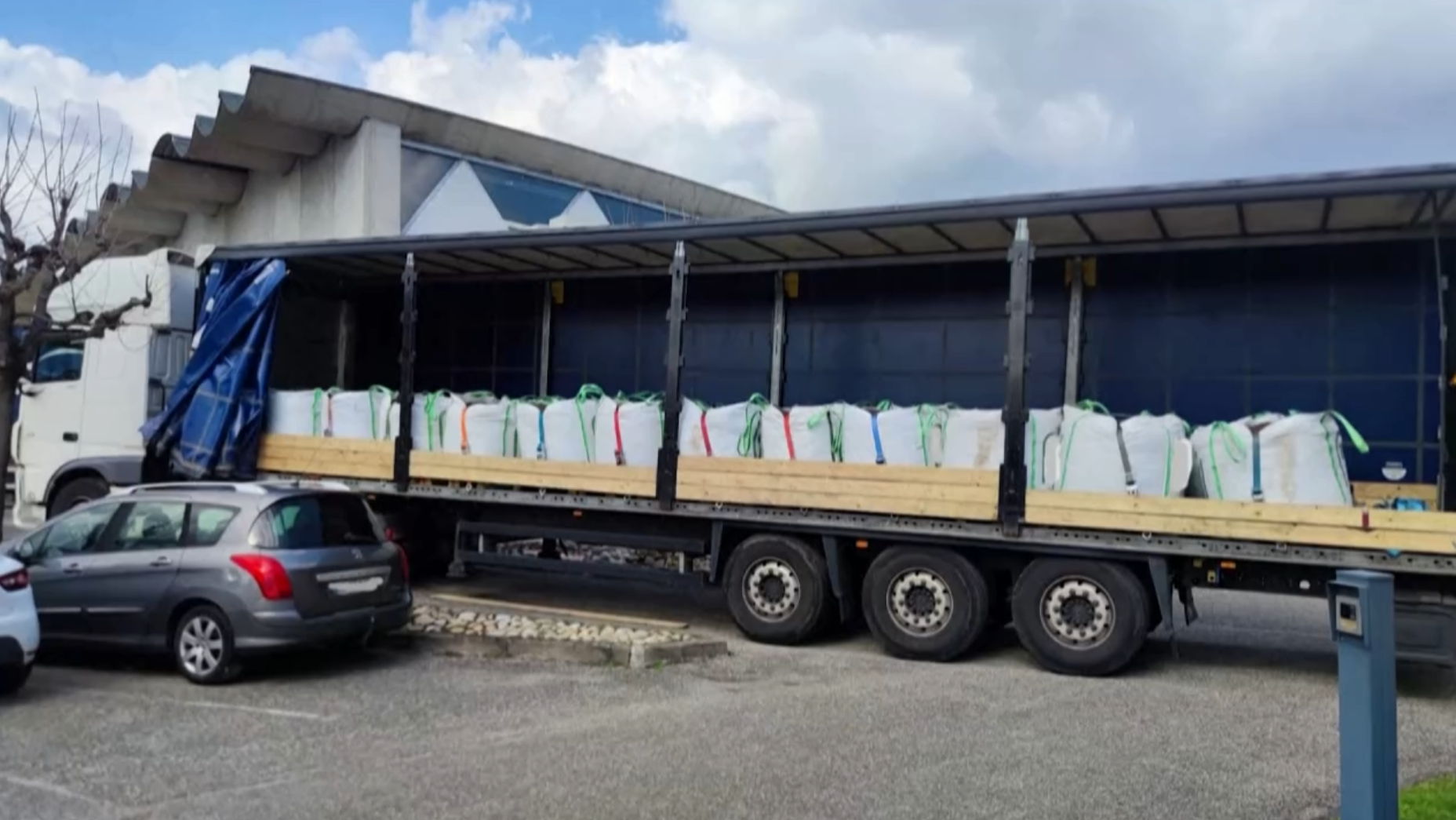 法国海关从盆栽土中查获约1.1吨可卡因