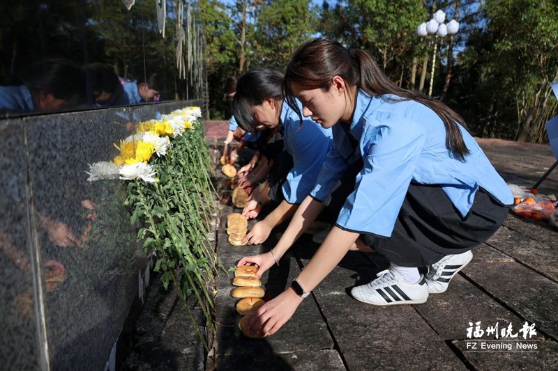 师生们复刻“支前光饼”重温抗战记忆