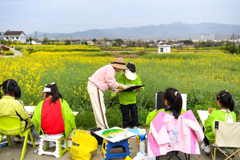 3月28日,学生在陕西省汉中市西乡县杨河镇高土坝社区油菜花观花点研学。新华社记者邹竞一 摄