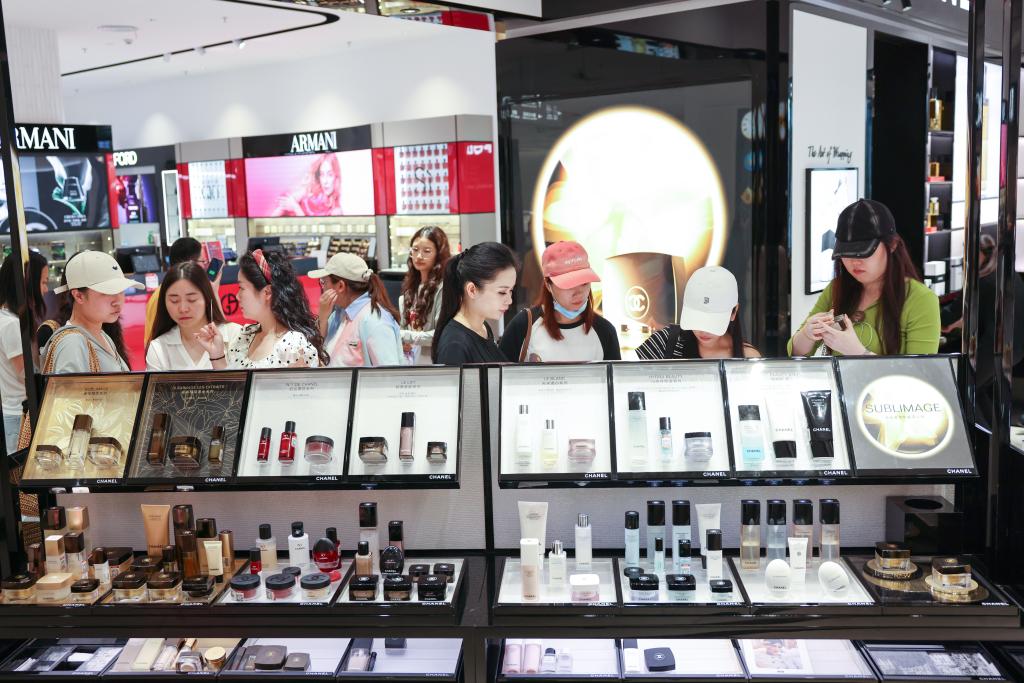 2026年3月25日,顾客在海口日月广场免税店选购商品。新华社记者张丽芸 摄