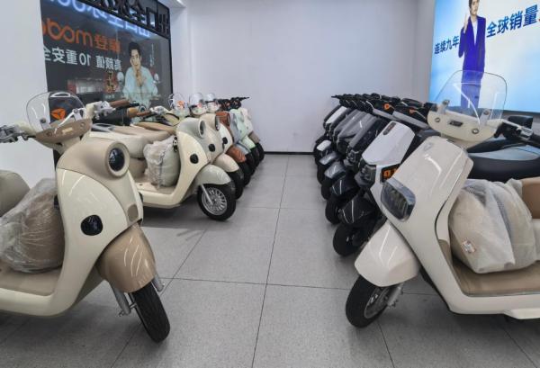 4月9日,福建省福州市平潭县雅迪电动车旗舰店展出的电摩车型。新华网 王岩 摄