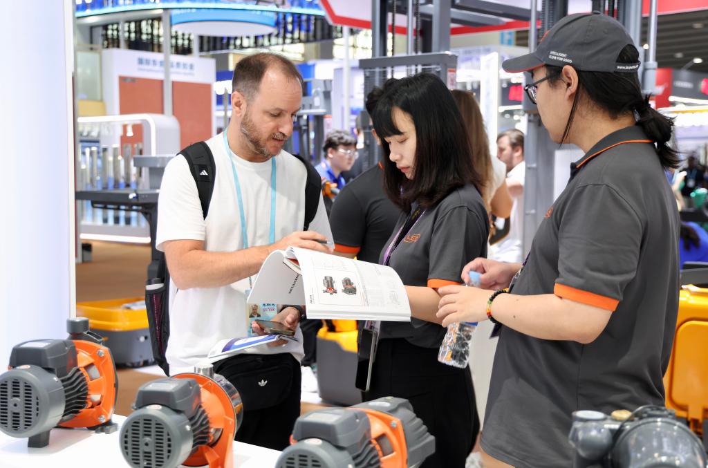 4月15日，外商在广交会上了解机电产品。新华社记者 卢汉欣 摄 