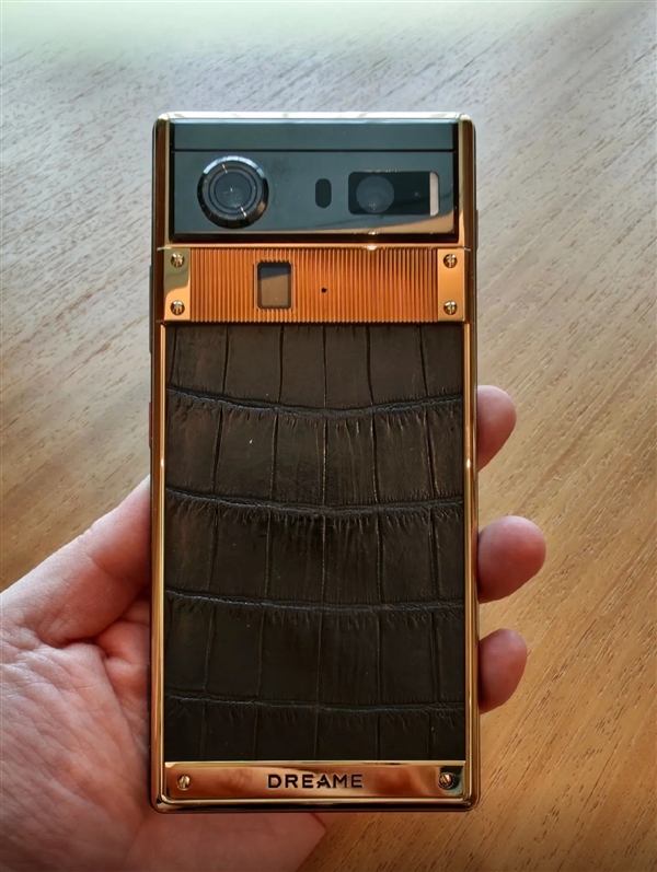 俞浩晒追觅手机真机!鳄鱼皮+黄金外观:奢华无比