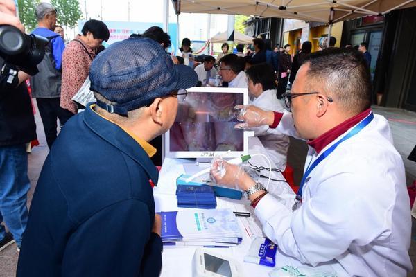 
中山大学肿瘤防治中心郭琤琤夏雯邱妙珍候雪刘寿生董军黄牛挂号电话四月春风里，健康送到家——“健康加 守护家”活动走进郑州守护社区健康防线