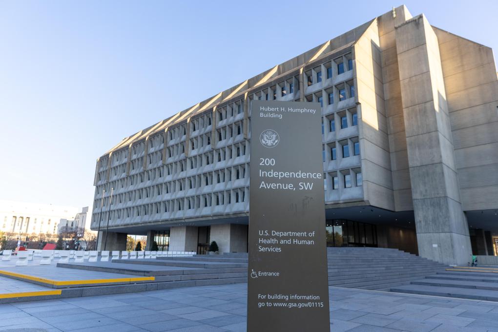 美卫生部长出席国会听证 避谈疫苗接种问题