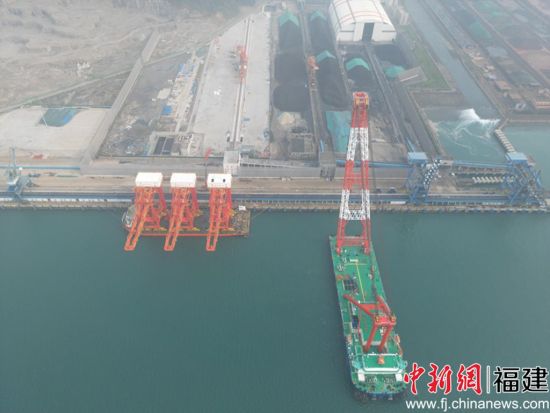 福州港罗源湾港区迎来三台“世界级”卸船机