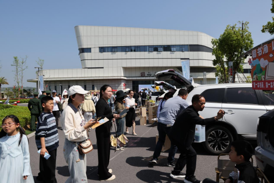 福鼎：“草坪读书会”变身移动书市 后备箱里的“诗与远方”