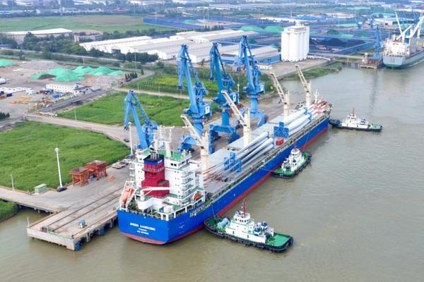 图为扬州港内风电设备正在装船。(受访者供图) 