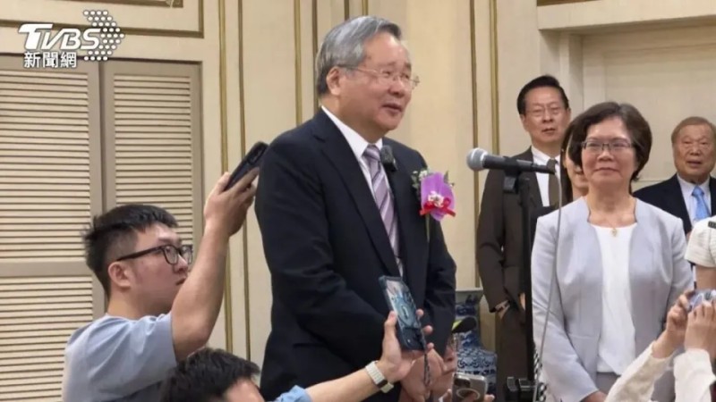 昔日“台独”立场变了？新科民代许忠信就职：优先执行民众党决议