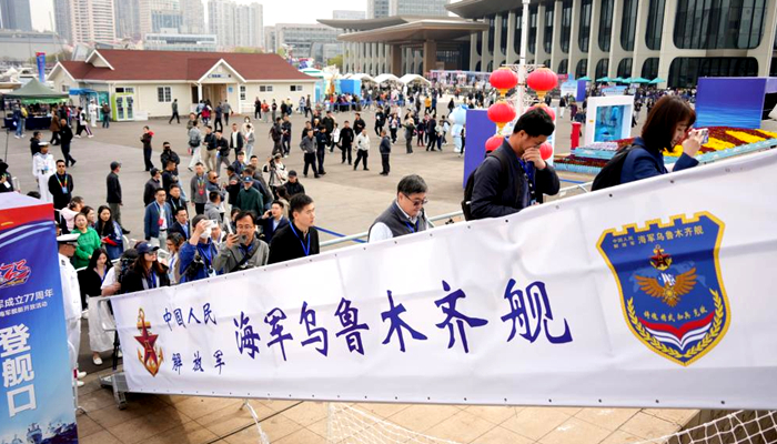 台湾退役舰长“打卡”人民海军舰艇 挥笔留言“两岸一家亲”