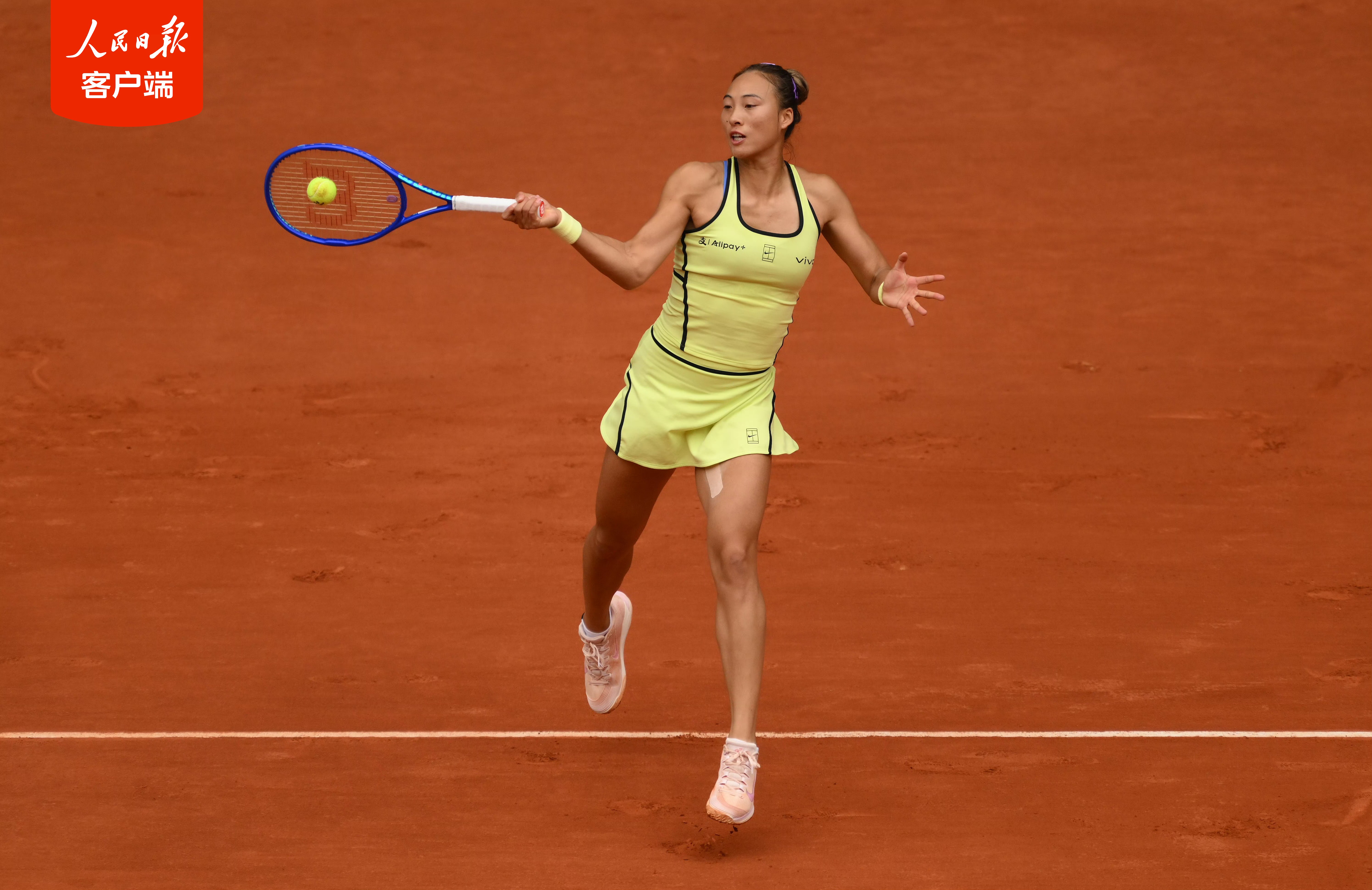 郑钦文迎红土赛季开门红 晋级32强！