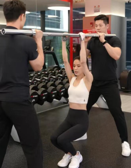 59岁李若彤晒引体向上视频 被赞核心力量超强