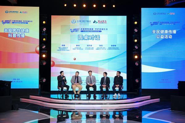 圆桌对话(从左至右：高巍、姜涛、杨宇卓、张哲、张璟琦) 