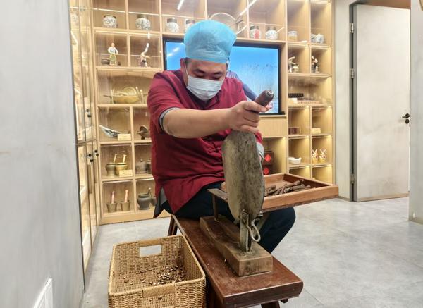 
玉泉医院黄牛号贩子票贩子代网上预约代挂号电话百年老字号开讲中医药故事：白塔寺药店中医药文化博物馆开馆