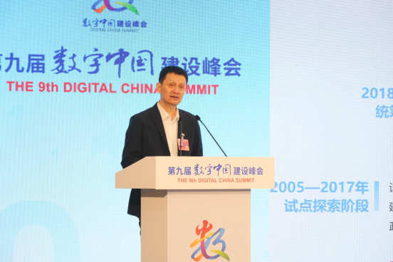 敖立对报告进行介绍。 海峡网记者 王挺 摄