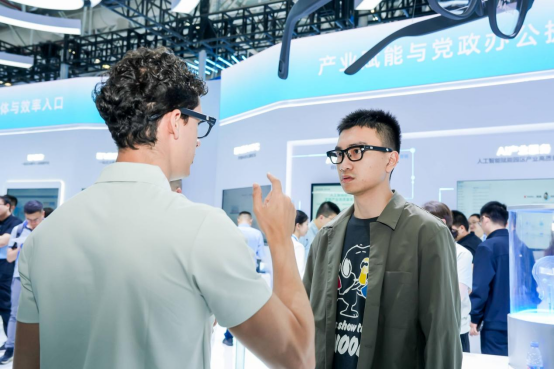 《AI能问诊、能1V1辅学，还能一键创作视频，科大讯飞这些AI产品人气走高！》1303