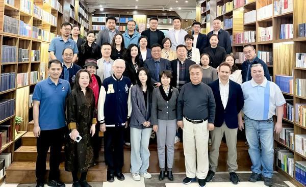 
广州市第八人民医院黄牛号贩子票贩子代网上预约代挂号电话UWEE国际出版与版权合作研讨会暨新书《留学还“有用”吗》首发式在新华书店总店举行