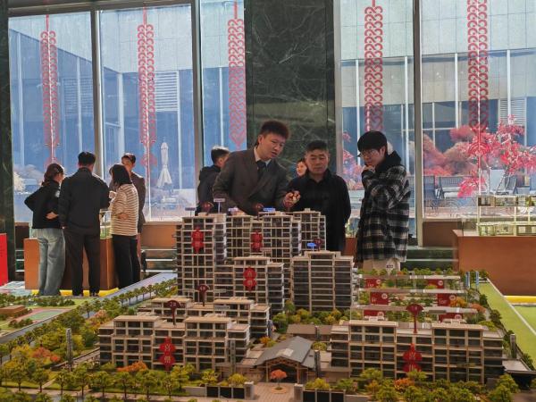 “五一”假期，宁夏银川一处楼盘吸引不少购房者看房。新华社记者苏醒 摄 