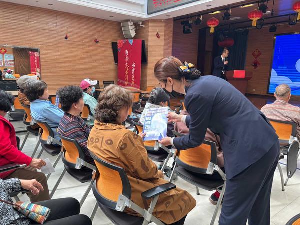 
南京市第一医院王林农黄牛挂号电话反诈零距离 守护在身边 ——恒丰银行北京东城支行走进葱店社区开展反诈知识宣传活动