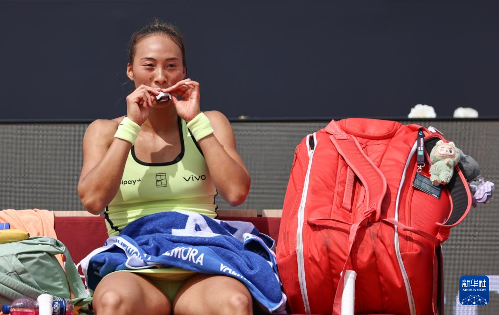 网球——WTA1000罗马站：郑钦文晋级