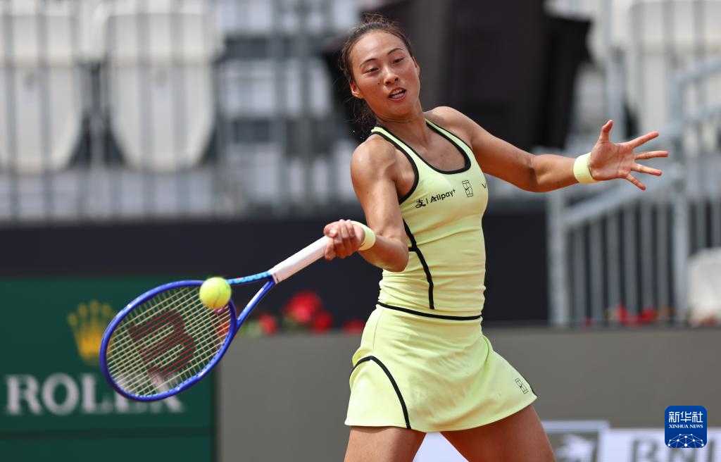 网球——WTA1000罗马站：郑钦文晋级