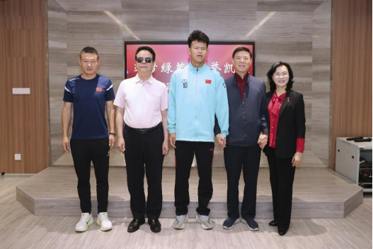 王永澄（左二）看望慰问袁子棋（左三）。福州市盲校供图，下同