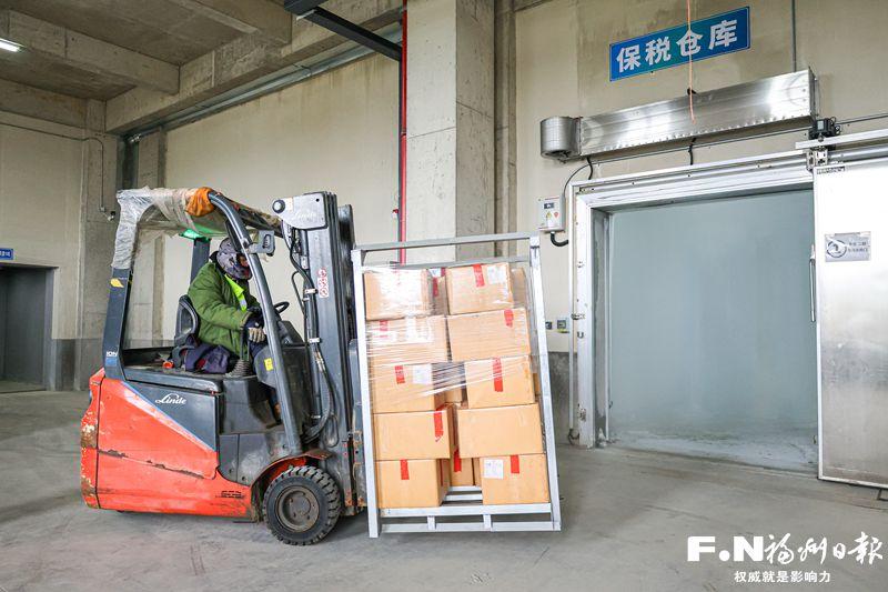 13吨越南冷冻榴莲肉在连江抢“鲜”入库
