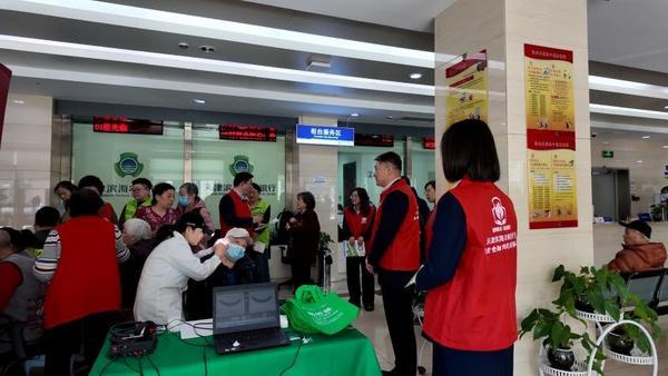 
浙江省肿瘤医院陶开义曾剑张英丽张喜平陈鲁张英丽黄牛挂号电话天津滨海农商银行聚焦“一老一小” 以暖心服务传递金融温度