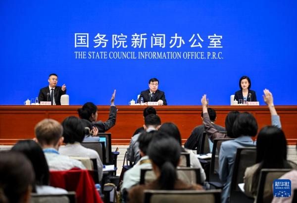 5月18日，国务院新闻办公室在北京举行新闻发布会，国家统计局新闻发言人、总经济师、国民经济综合统计司司长付凌晖，新闻发言人、国民经济综合统计司副司长王冠华介绍2026年4月份国民经济运行情况，并答记者问。新华社记者 陈晔华 摄 