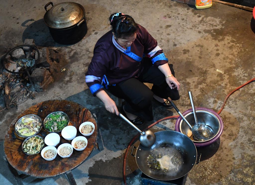 广西人待客最高礼仪：油茶 我先干为敬