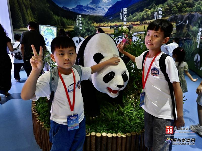 两岸青少年同游熊猫世界 共叙榕台一家亲