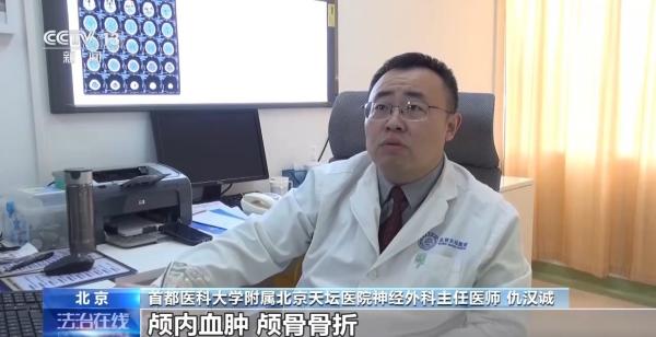 上海长海医院黄牛号贩子票贩子代网上预约代挂号电话骑电动车时头盔戴对了吗?民警教你“一指”测试