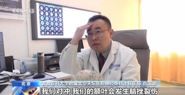 上海长海医院黄牛号贩子票贩子代网上预约代挂号电话骑电动车时头盔戴对了吗?民警教你“一指”测试