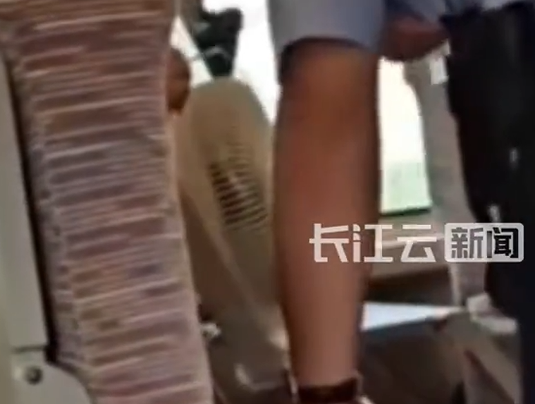 旅客在高铁上使用电风扇被乘警阻止：插电的电风扇可以带上车，但不能使用