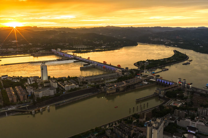 2026年6月8日，夕阳映照在三峡水运新通道工程葛洲坝航运扩能施工现场。新华社记者 肖艺九 摄 