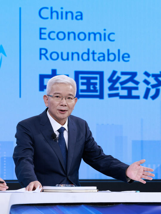 水利部三峡工程管理司一级巡视员张云昌在第三十三期“中国经济圆桌会”大型全媒体访谈节目录制现场发言。新华社记者 陈益宸 摄 