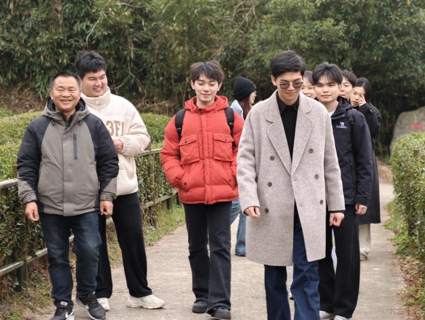 “90后”科技特派员拜师学艺接过接力棒，以科技助农赋能乡村振兴