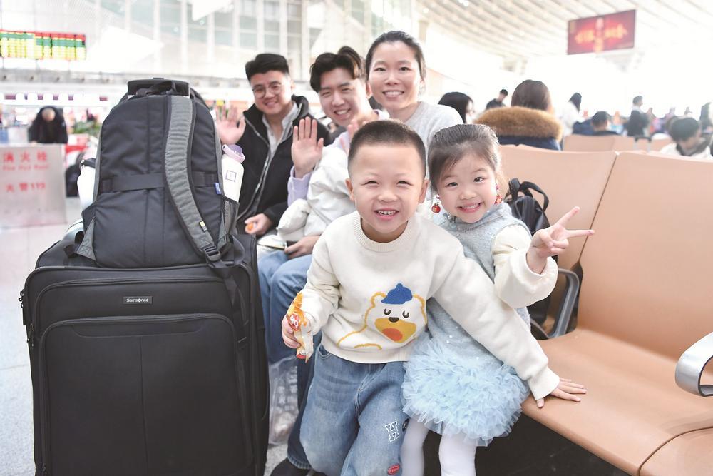 春运首日厦门火车站 到发旅客列车400余趟