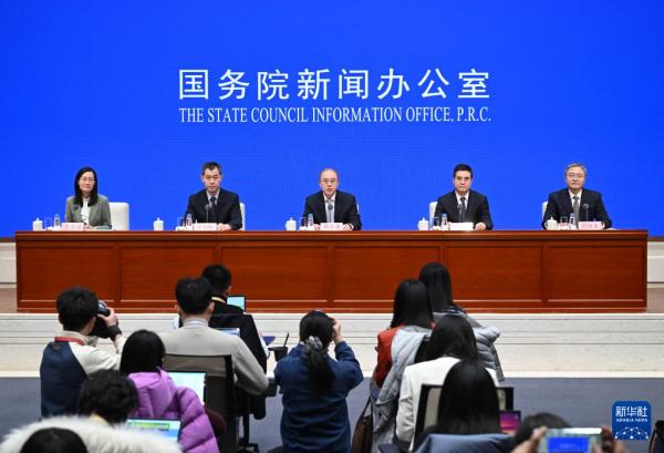 2月5日，国务院新闻办公室在北京举行新闻发布会，国家市场监督管理总局副局长、国家标准化管理委员会主任邓志勇，国家市场监督管理总局价格监督检查和反不正当竞争局局长姚雷，国家市场监督管理总局网络交易监督管理司司长朱剑桥，国家市场监督管理总局标准技术管理司司长刘洪生介绍市场监管服务经济高质量发展情况，并答记者问。新华社记者 陈晔华 摄 