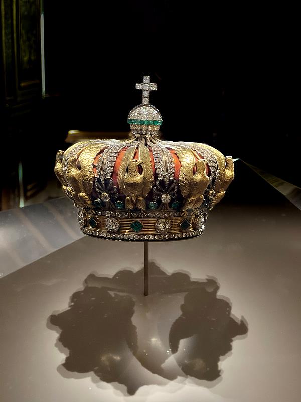 法国卢浮宫：抢劫受损的欧仁妮皇冠具备整体修复条件