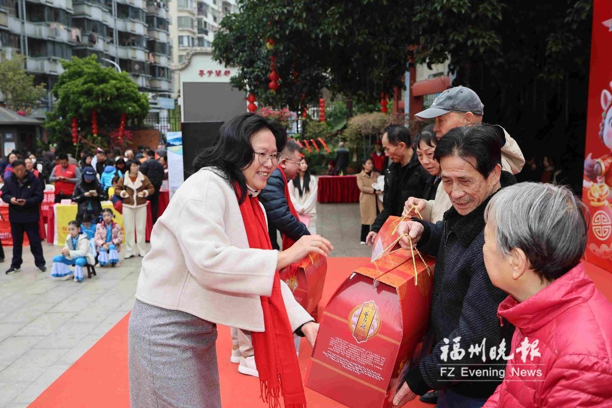 鼓楼：笔墨送福年味足 慈善捐赠添暖意