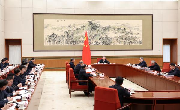 2月6日,国务院总理李强在北京主持召开国务院第十次全体会议,讨论拟提请十四届全国人大四次会议审议的政府工作报告稿和“十五五”规划纲要草案稿。新华社记者 黄敬文 摄
