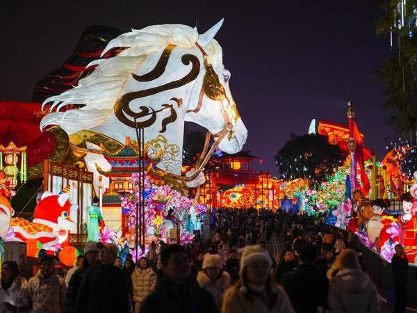 1月23日，游客在四川省自贡市中华彩灯大世界观灯。新华社记者 王曦 摄 