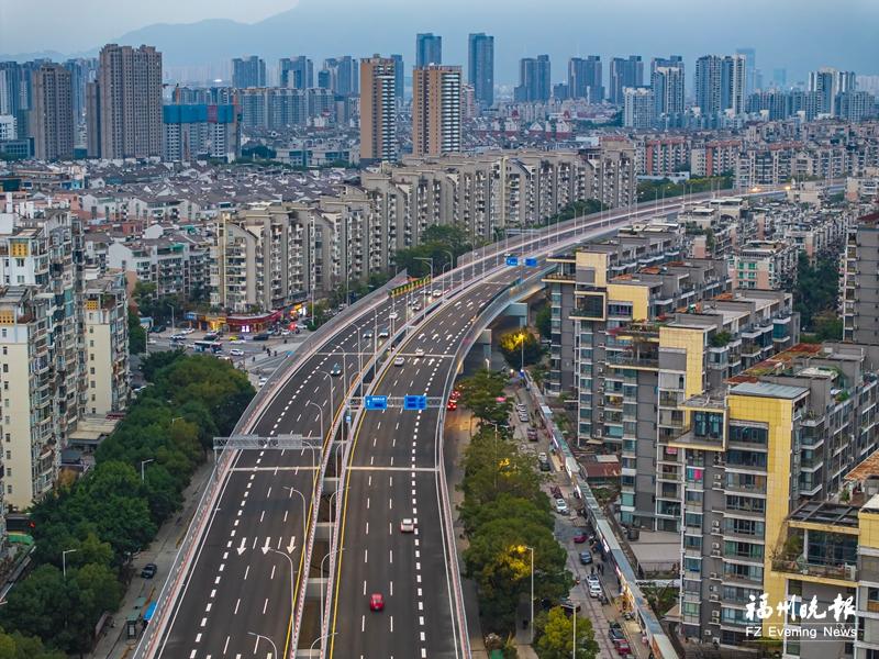 金山大道高架主线通车 市民抢鲜体验无红绿灯通行