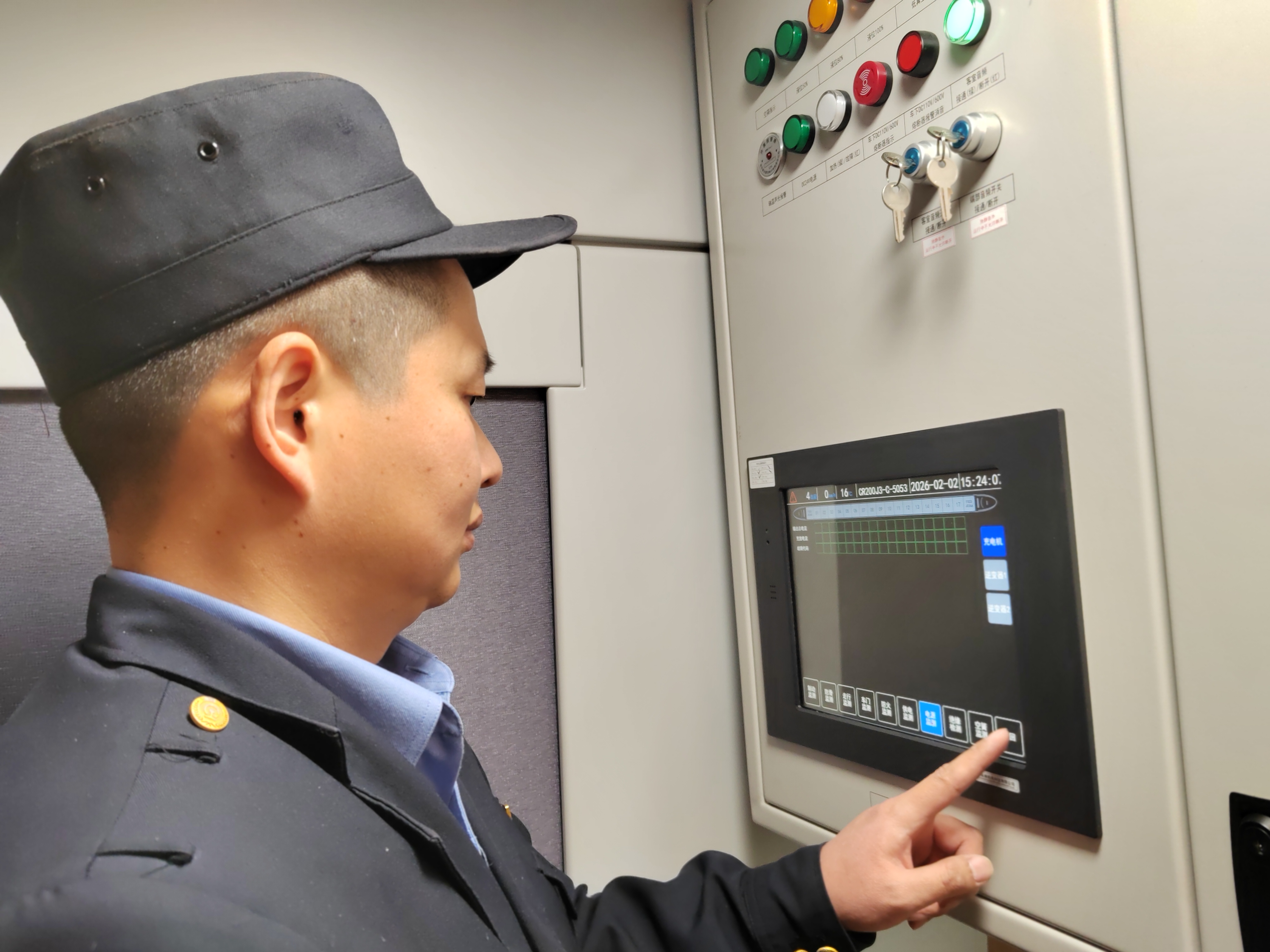 1 刘伟正在检查动集车综合安全监控屏各电气设备显示状态