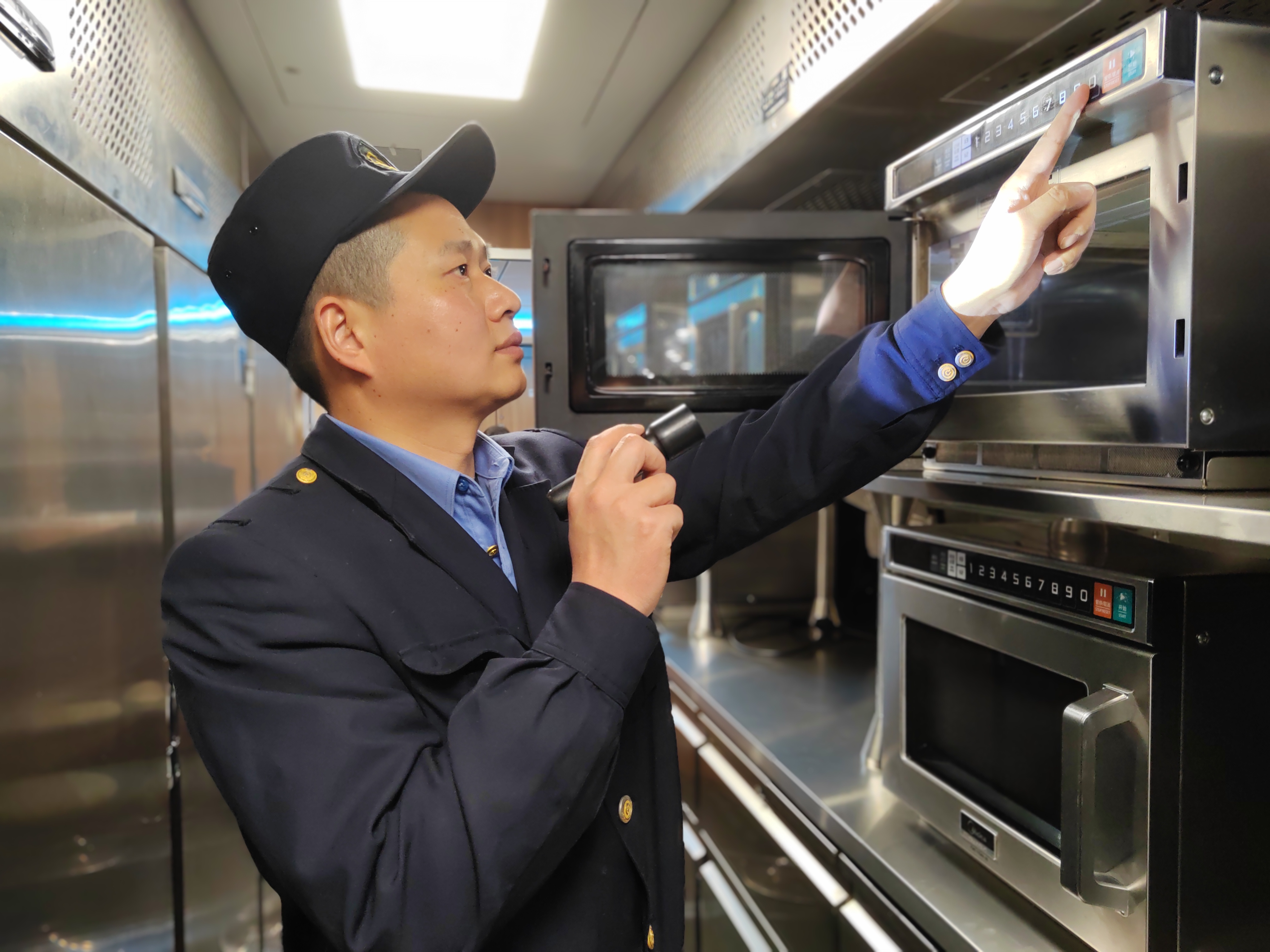 3 刘伟在检查微波炉操作面板状态